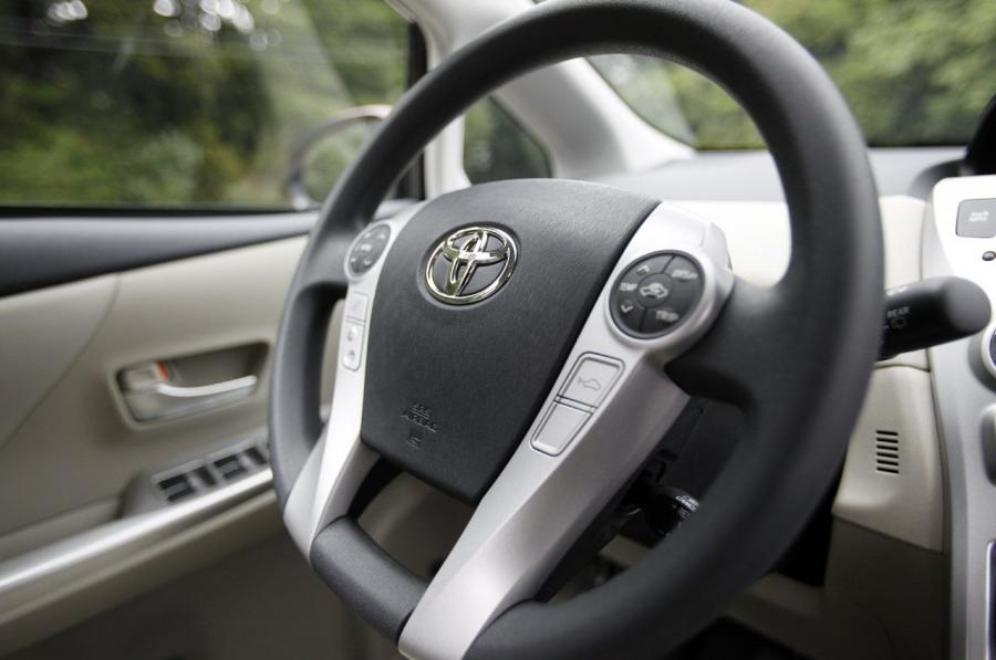  Toyota Prius V 2011 года  (фото 176 из 208)